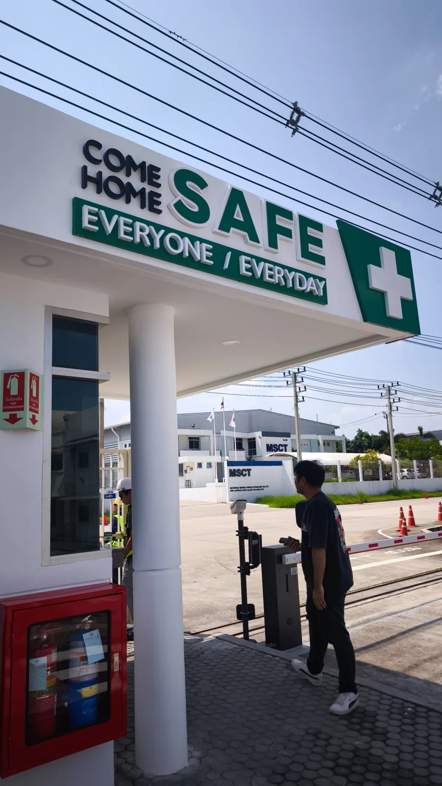 ชุดป้ายตัวอักษร COME HOME SAFE ติดป้อม รปภ. โรงงาน ภาพที่ 2