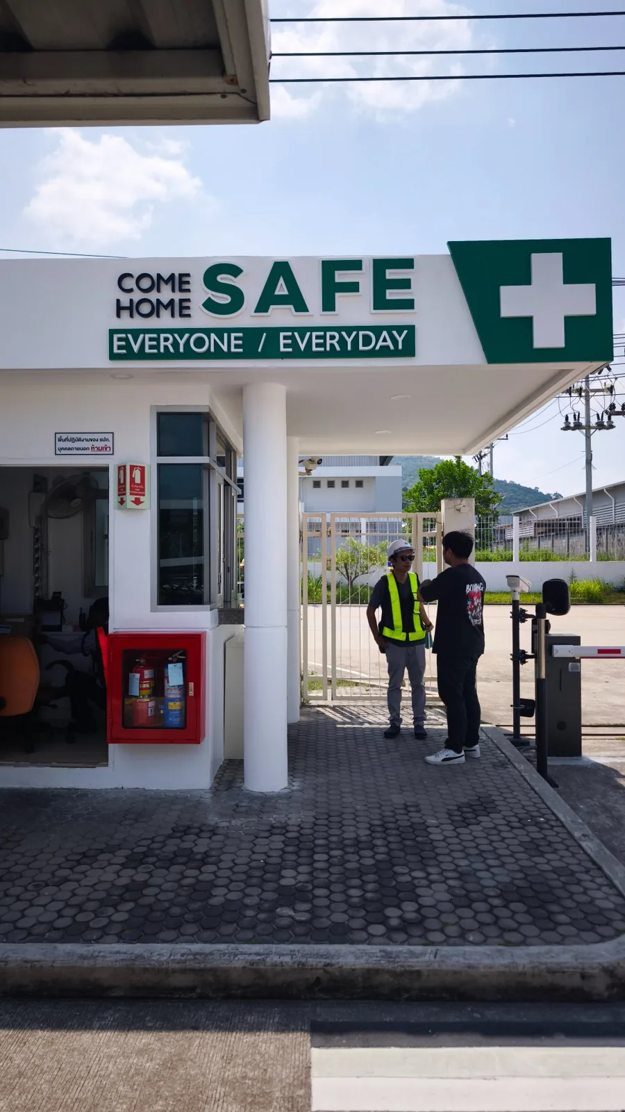 ชุดป้ายตัวอักษร COME HOME SAFE ติดป้อม รปภ. โรงงาน ภาพที่ 4