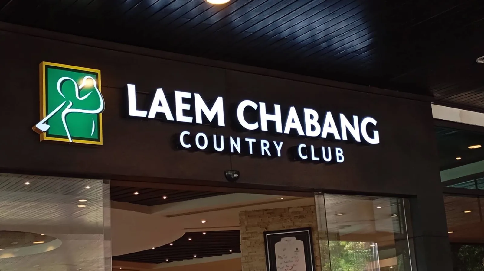 ชุดป้ายไฟตัวอักษรและโลโก้ LAEM CHABANG COUNTRY CLUB