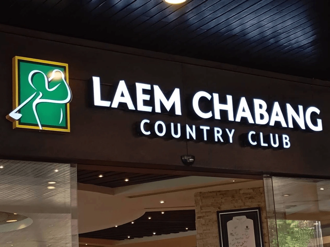 ชุดป้ายไฟตัวอักษรและโลโก้ LAEM CHABANG COUNTRY CLUB